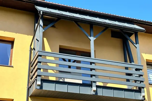 Drewniany balkon przy domu