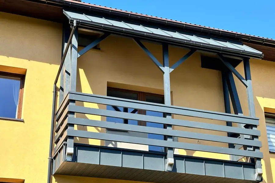 Drewniany balkon przy domu