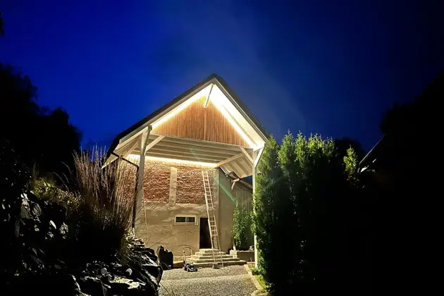 Wysoka wiata zintegrowana z istniejącym budynkiem