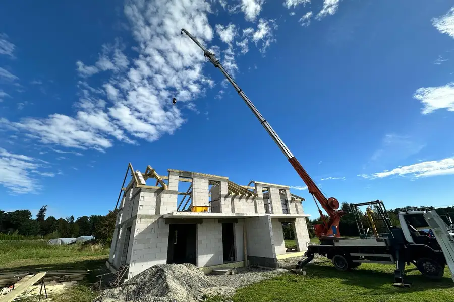 Montaż konstrukcji dachowej przy domu jednorodzinnym