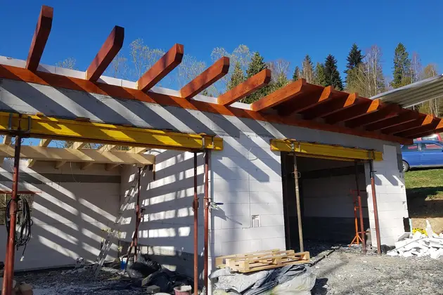 Zadaszenie garażu przy domu