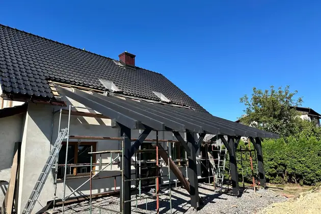 Zadaszenie wejścia przy domu