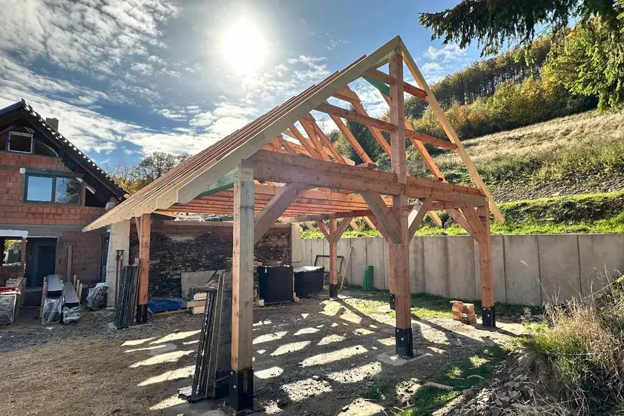 Wiata drewniana przy domu