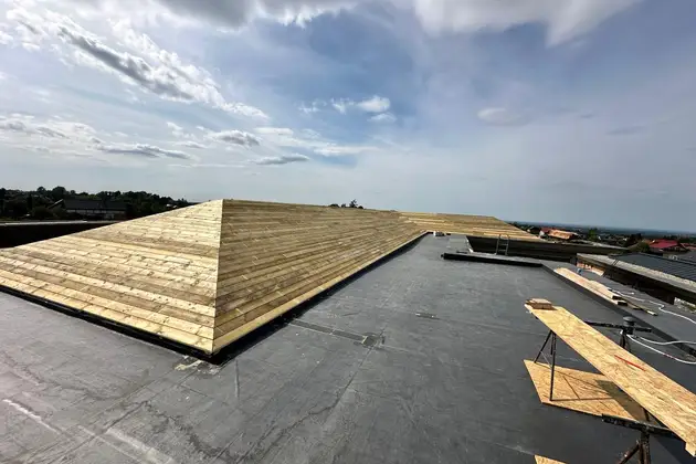 Deskowanie dachu, nowoczesny obiekt